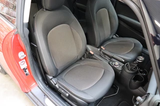 MINI Cooper Hatchback Pepper Business Automaat 3 deurs  / Navigatiesysteem / Cruise Control / Achteruitrijcamera / Comfort Access / Bluetooth / Climate Control / Lichtpakket / Parkeersensoren  / 16 Inch / Chrome Line / 18