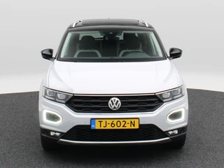 Volkswagen T-Roc 1.5 TSi Sport 150 Pk | Trekhaak | Adaptive Cruise | Camera | CarPlay | Panorama dak | 17 Inch | 159.197 Km !! / 5