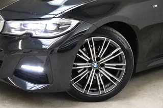 BMW 3 Serie Touring 320i High Executive M Sport Pakket Automaat  / Live Cockpit Professional / Leder / Achteruitrijcamera / DAB / Stoelverwarming / Hifi / Ambiance Verlichting / 18 Inch / LED / Chrome Line / Parkeersensoren voor+achter / Climate Control / 9