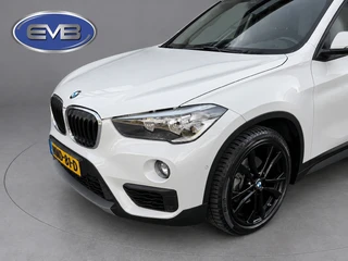 BMW X1 SDrive18i Executive achteruitrijcamera, extra getint glas, electr bedienbare achterklep, parelmoer wit / 16