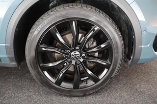 Volkswagen T-Roc 1.5 TSI 150pk DSG R-Line Business+ Black Style Trekhaak Camera Beats Stoelverwarming LED Navigatie / 45