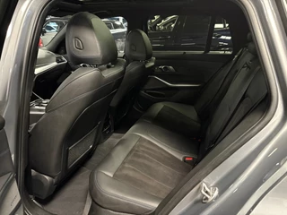 BMW 3-serie Touring 330e xDrive M-pakket facelift / Panorama-dak / head-up / 360 camera / Harman-Kardon / 22