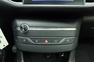 Peugeot 308 SW 1.2 PureTech Blue Lease Premium 130pk | Navigatie | Panoramadak | Climate Control | Trekhaak | Camera | Cruise Control | Parkeersensoren | Apple Carplay - Android Auto / 30