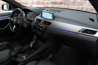 BMW X2 sDrive20i High Executive M Sport Pakket Automaat  / Navigatiesysteem Plus / Leder / Panoramadak / Stoelverwarming / LED / Harman Kardon / 19 Inch / Head-Up Display / Parkeersensoren voor+achter / Climate Control / Shadow Line / 19