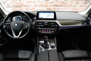 BMW 5 Serie Touring 540i xDrive High Executive Automaat  / Harman Kardon / Adaptief Onderstel / Driving Assistant / Achteruitrijcamera / Navigatie Professional / Cruise Control / Sportstoelen / Parking Assistant / Zonnescherm / Climate Control / 18 Inch / Stoelverwarming voor+achter / 14