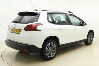 Peugeot 2008 1.2 PureTech Blue Lion 110pk | Navigatie | Panoramadak | Airco | Cruise Control | Parkeersensoren Achter | Bluetooth | Mistlampen / 2