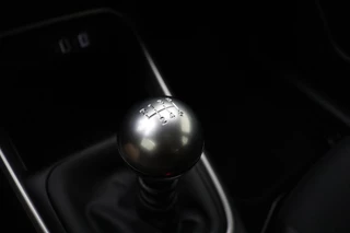 Jeep Avenger 1.2 Altitude 100 PK | Navigatie | Climate control | Camera | Parkeersensoren | Keyless | Lichtmetalen velgen | Parkeersensoren / 29