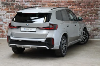 BMW X1 sDrive20i Executive M Sport Pakket Automaat  / Live Cockpit Professional / Shadow Line / Comfort Access / Head-Up Display / Adaptieve LED / 18 Inch / Parking Assistant Plus / Innovation Pack / Elektrisch Verstelbare Voorstoelen / Extra Getint Glas / 8