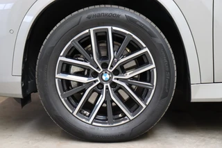 BMW X1 sDrive20i Executive M Sport Pakket Automaat  / Live Cockpit Professional / Shadow Line / Comfort Access / Head-Up Display / Adaptieve LED / 18 Inch / Parking Assistant Plus / Innovation Pack / Elektrisch Verstelbare Voorstoelen / Extra Getint Glas / 10