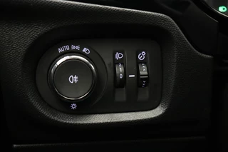Opel Corsa 1.2 75pk Edition | Demo | Airco | Cruise Control | Parkeersensoren achter | Stuurverwarming | Navigatie via Apple Carplay | Lichtmetalen velgen / 24