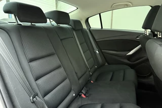 Mazda 6 2.0 TS | Navigatie | Trekhaak  (1.300KG trekgewicht )| Climate control | Stoelverwarming | Parkeersensoren | Cruise control | Extra getint glas / 15