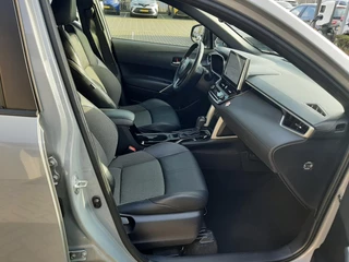 Toyota Corolla Cross 2.0 HYBRID FIRST EDITION BLIND-SPOT ELEK-ACHTERKLEP KEYLESS LM-VELGEN PARK-SENSOREN APPLE/ANDROID STOELVERW DRAADLOOS-LADEN AD-CRUISE BLUETOOOTH DAB+ / 28