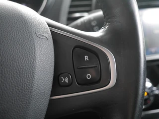 Renault Captur 0.9 TCe Xmod | Lederen bekleding | Stoelverwarming | Trekhaak | Keyless entry en start | Climate control | Navigatie | Extra getint glas | Regensensor / 22
