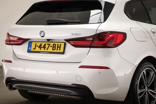 BMW 1-serie 118i Executive Edition | HALF LEDER | DAB | APPLE | DRAADLOZE LADER | CAMERA | 17" / 19