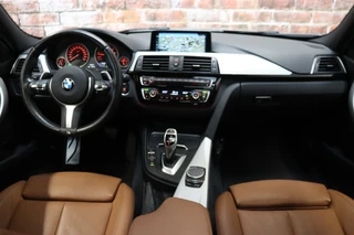 BMW 3 Serie Touring 330i High Executive M Sport Pakket Automaat  / Navigatie Professional / Panoramadak / Leder  / Trekhaak / Parkeersensoren voor+achter / Comfort Acces / Head-Up Display / Stoelverwarming / Achteruitrijcamera / Hifi / 19 Inch / Chrome Line / 16