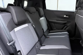 Opel Frontera 1.2 Turbo 145pk Hybrid Automaat GS 7 persoons | 8 Jaar speciale garantie | Navigatie | Stoel- en stuurverwarming | Verwarmbaar voorraam | Dakrails | Achteruitrijcamera | Climate control | 17" Lichtmetalen velgen / 17