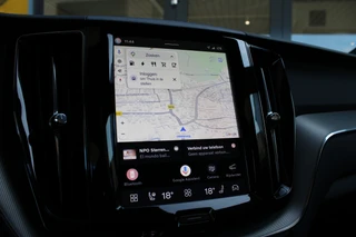Volvo XC60 2.0 T6 Plug-in hybrid AWD Plus Black Edition  | Panoramadak | H/K | Camera | Leder / 18