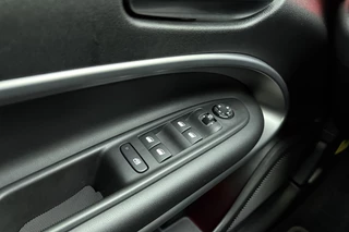 Jeep Avenger 1.2 e-Hybrid Summit Automaat | JBL Soundsystem| Navigatie | Draadloze telefoonlader | Elektrische achterklep | Camera | Keyless | Carplay / 19