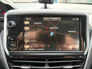 Peugeot 2008 1.2 Puretech Blue Lion Automaat ''Trekhaak - PDC - Navi '' / 17