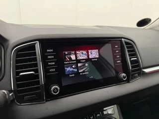 Skoda Karoq 1.5 TSI ACT Style | Adaptive cruise | Stoelverwarming | CarPlay | Camera | Parkeersensoren achter | Trekhaak / 21
