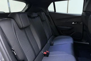 Peugeot e-2008 EV Allure 50 kWh | 100% SOH! l Apple Carplay/Android Auto l Bluetooth l DAB l Cruise Control l Climate Control l Navigatie l Lichtmetalen Velgen l PDC Achter / 14