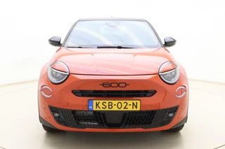 Fiat 600 1.2 Turbo 145pk Hybrid Automaat Sport | DEMO | Tot 8 jaar garantie | Navigatie | Achteruitrijcamera | Elektrische achterklep | LED Matrix koplampen | Sportief interieur | 18" Lichtmetalen velgen | Zwart dak / 7