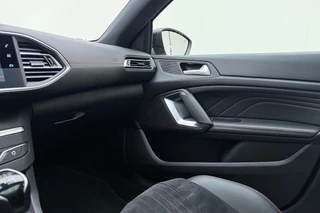 Peugeot 308 SW 1.2T Blue Lease GT | Panorama dak | 18'' Lichtmetalen velgen | Full LED | Trekhaak | Alcantara bekleding | Digitale Cockpit | Apple Carplay & Android Auto | Keyless Entry & Start | Camera | Climate Control | Navigatie | VOL! / 29