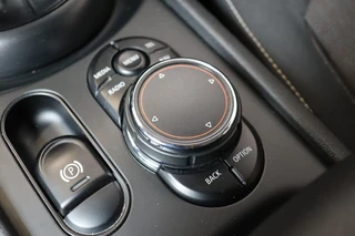 MINI Clubman Cooper Business  / Navigatiesysteem / Bluetooth / Airconditioning / Audio / 17 Inch / Cruise Control / 23
