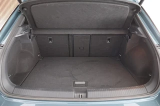 Volkswagen T-Roc 1.5 TSI 150pk DSG R-Line Business+ Black Style Trekhaak Camera Beats Stoelverwarming LED Navigatie / 42