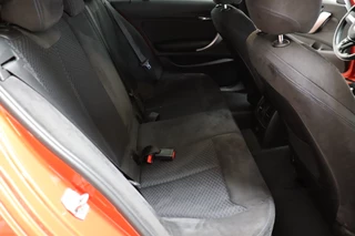 BMW 1 Series 118i Executive M Sport Pakket 5 deurs / Navigatie Professional / LED / Trekhaak / 18 Inch / Climate Control / Hifi / Parkeersensoren / Cruise Control / Extra Getint Glas / Bluetooth / Shadow Line / 17