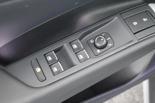 Volkswagen T-Roc 1.5 eTsi 150pk DSG R-Line First Edition Trekhaak Camera Keyless Stoelverwarming Virtual Cockpit Carplay / 14