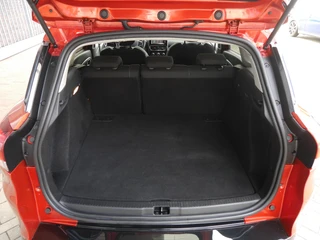 Renault Clio Estate 0.9 TCe Limited 90pk | Navigatie | Trekhaak | Airco | Cruise Control | Parkeerhulp achter | Extra getint glas | Lichtmetalen velgen / 15