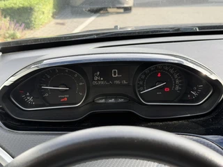 Peugeot 2008 Blue Lion 1.2 PureTech 130PK Navigatie, Parkeersensoren, Trekhaak, Panoramadak, Apple Carplay, Android Auto / 17