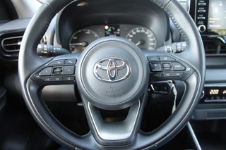 Toyota Yaris 1.5 HYB. ACTIVE Automaat / Camera / Cruise control / Dab radio / Apple carp. / 26