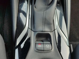 Toyota Corolla Touring Sports 1.8 Hybrid DYNAMIC STOELVERW KEYLESS 17'' LM-VELGEN CLIMA AD-CRUISE APPLE/ANDROID PRIVACY GLASS NL-AUTO CAMERA / 30
