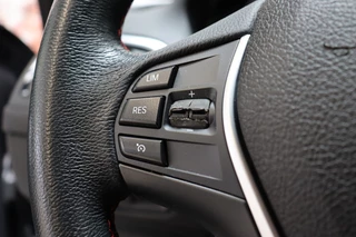 BMW 1 Series 118i Executive Sport Line Automaat 5 deurs / Navigatie Professional / LED / Trekhaak / Climate Control / 17 Inch / Bluetooth / Sportstoelen / Parkeersensoren / Lichtpakket / Cruise Control / Stoelverwarming / Neerklapbare Achterbank / 34
