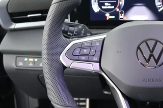 Volkswagen T-Roc 1.5 eTsi 150pk DSG R-Line First Edition Trekhaak Camera Keyless Stoelverwarming Virtual Cockpit Carplay / 16