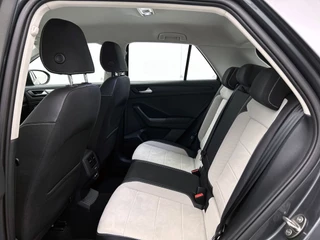 Volkswagen T-ROC 1.5 TSI Style | Automaat | Adaptive cruise | Parkeersensoren | Airco / 24