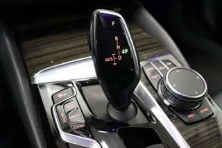 BMW 5 Serie Touring 540i xDrive High Executive Automaat  / Harman Kardon / Adaptief Onderstel / Driving Assistant / Achteruitrijcamera / Navigatie Professional / Cruise Control / Sportstoelen / Parking Assistant / Zonnescherm / Climate Control / 18 Inch / Stoelverwarming voor+achter / 18