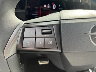 Opel Mokka Electric GS 54 kWh | Climate control | Navigatie | Verwarmbaar stuur | Elektrisch Pakket | Camera | Parkpilot | 18" LM-Velgen | Parkpilot / 22