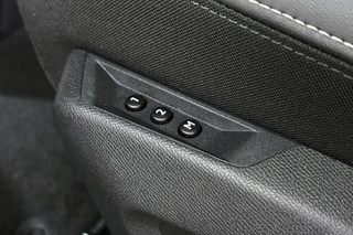 Peugeot e-5008 GT Avantage 73 kWh 7p Leder Stoelventilatie Stoelverwarming 360 Camera Keyless / 22
