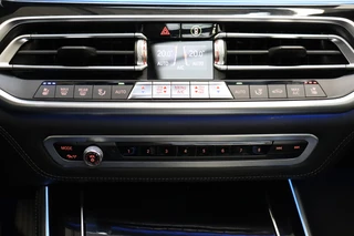 BMW X5 xDrive45e High Executive xLine Automaat  / Panoramadak / SOH 82% / Live Cockpit Professional / Trekhaak / Luchtvering / Stoelventilatie / Personal CoPilot Pack /  Comfortstoelen / Nappa Leder / Harman Kardon / Stoelverwarming / Head-Up Display / Active Steering / Individual Dashboard Leder / 29