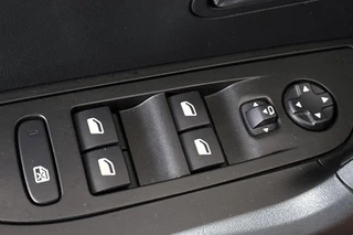 Peugeot e-2008 EV Allure Pack 50 kWh Stoelverwarming Camera Apple CarPlay / 29
