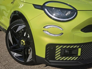 Fiat 600e Abarth Scorpionissima 54 kWh | Apple-Android | Sportstoelen | Parkeercamera / 24
