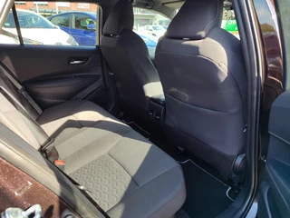 Toyota Corolla Touring Sports 1.8 Hybrid Style TREKHAAK BLIND SPOT STOEL/STUURVERW PARK-SENSOREN HEAD-UP EL-ACHTERKLEP APPLE/ANDROID 16'' LM-VELGEN AD-CRUISE CLIMA / 32