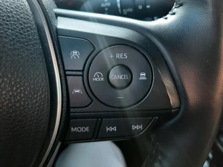 Toyota Corolla Cross 2.0 HYBRID FIRST EDITION BLIND-SPOT ELEK-ACHTERKLEP KEYLESS LM-VELGEN PARK-SENSOREN APPLE/ANDROID STOELVERW DRAADLOOS-LADEN AD-CRUISE BLUETOOOTH DAB+ / 18