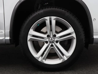 Volkswagen Tiguan 1.4 TSi R-Line Edition 125 Pk | Panoramadak | Trekhaak | Camera | Cruise Control | Climatronic | Navigatie | 18 Inch / 6