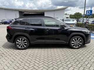 Toyota Corolla Cross 2.0 High Power Hybrid First Edition 1E-EIGENAAR NL-AUTO PARK-SENSOREN BLIND-SPOT STOELVERW APPLE/ANDROID DRAADLOOS-LADEN CAMERA ELEK-KLEP LM-VELGEN AD-CRUISE KEYLESS / 2