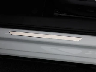 Volkswagen Passat Variant 1.5 eHybrid 272 Pk R-Line | Black Style | Stoel/Stuurverwarming | Panoramadak | 360 Camera | Head Up | Memory | Trekhaak | 19 Inch | 155 Km !! / 25