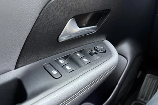 Opel Mokka 1.2 100pk Business Elegance | Navigatie | Achteruitrijcamera | Climate control | Cruise control | Stoel- en stuurverwarming | Lichtmetalen velgen / 17